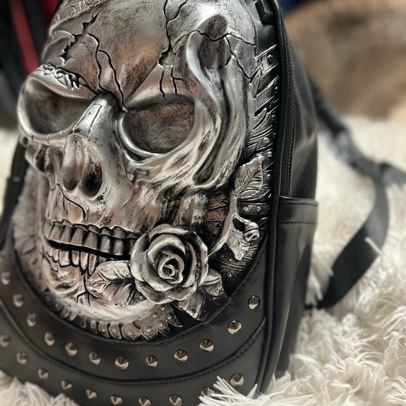 ?☠️NWOT- STUNNING SKULL REALISTIC FACE BACKPACK ?☠️ main image 7